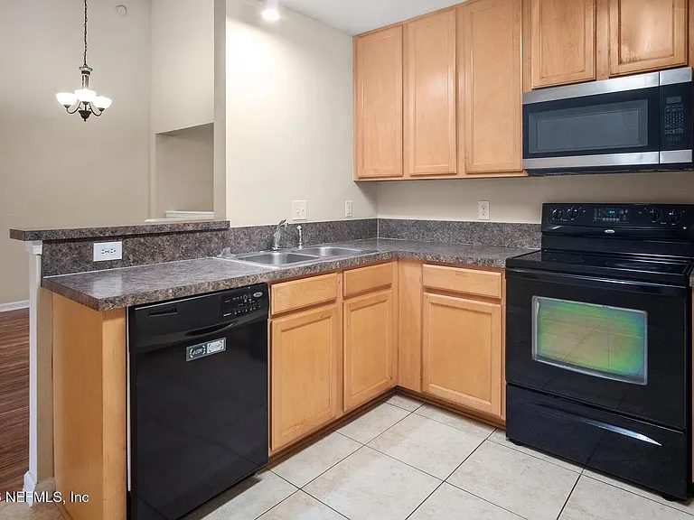 3-Bedroom Condo for Sale in Jacksonville, FL – 7047 DEER LODGE Circle #106 – $169,000 - photo 3