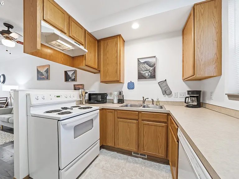 6-Bedroom Single-Family Home for Sale in Hillsboro, OR – 121 SE 8th Ave – $1,049,999 - photo 6