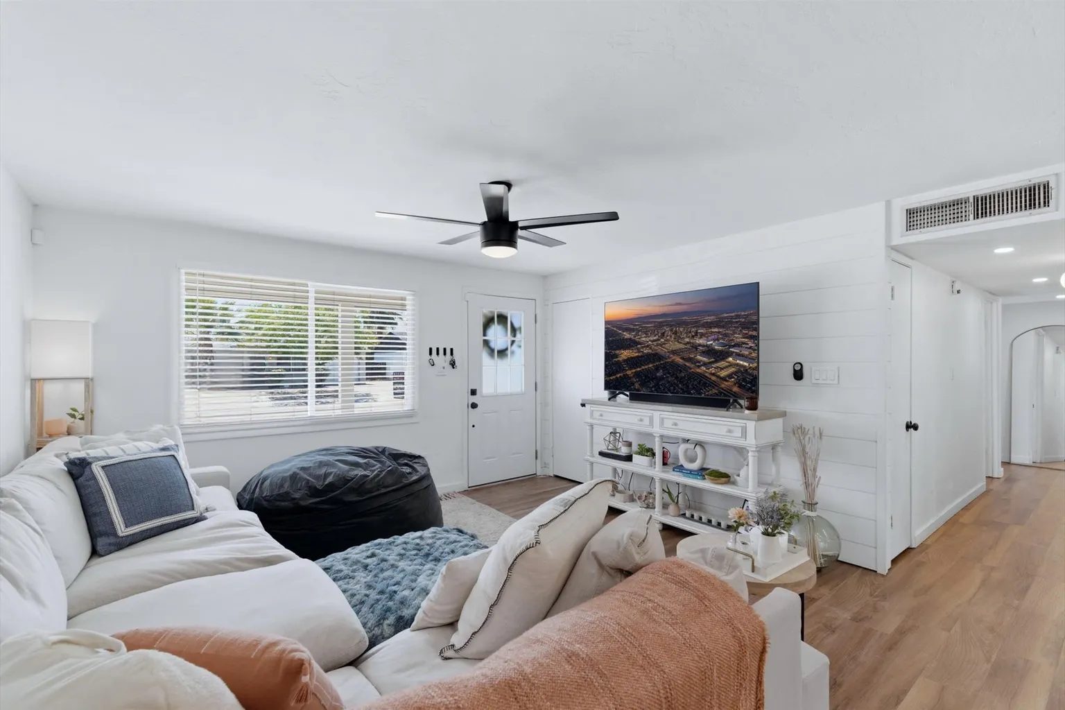 Nhà bán 3 phòng ngủ tại Phoenix, AZ - $400,000 - ảnh 2