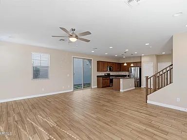 Nhà bán 4 phòng ngủ tại San Tan Valley, AZ - $415,000 - ảnh 2