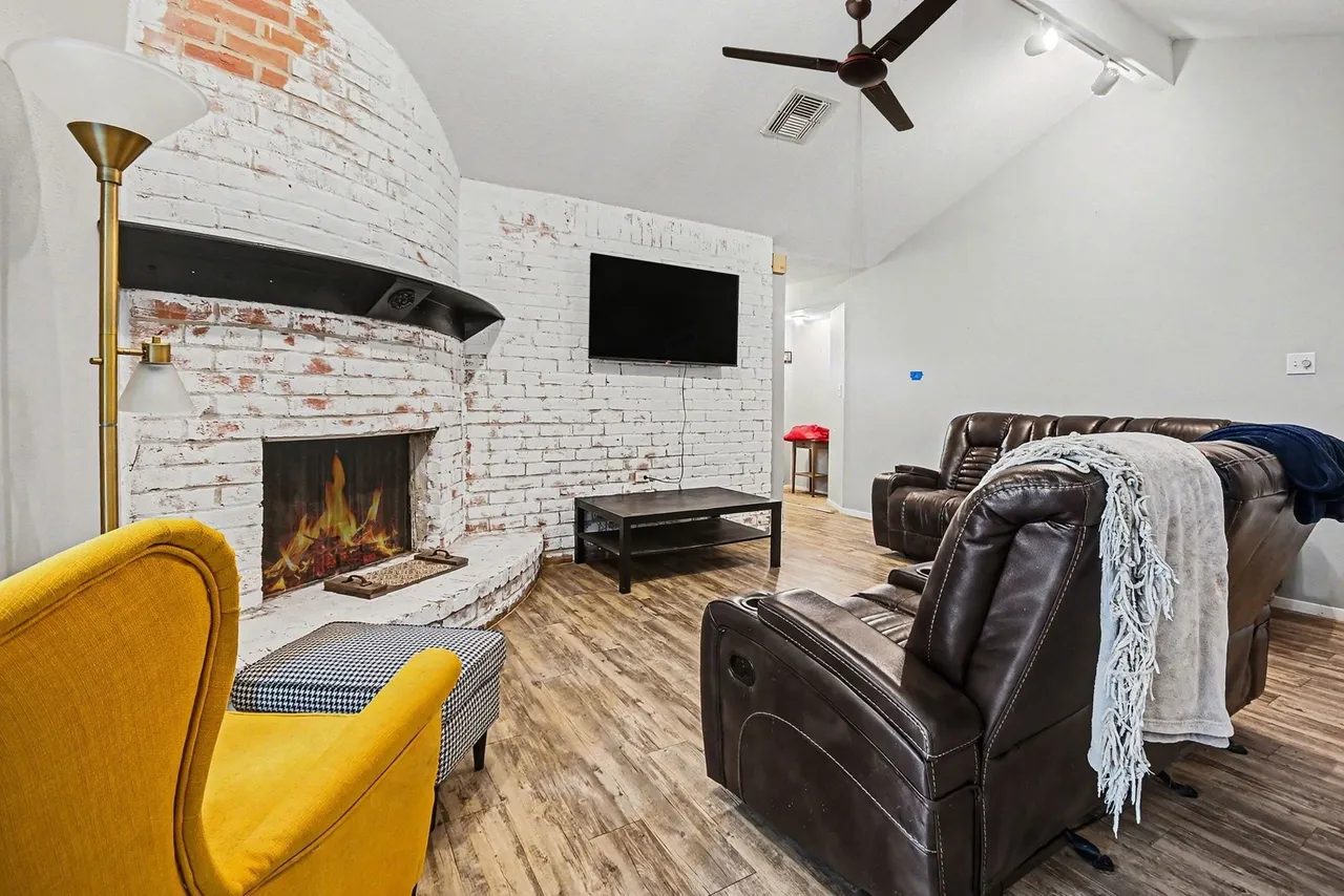 Nhà bán 4 phòng ngủ tại Channelview, TX - $275,000 - ảnh 2