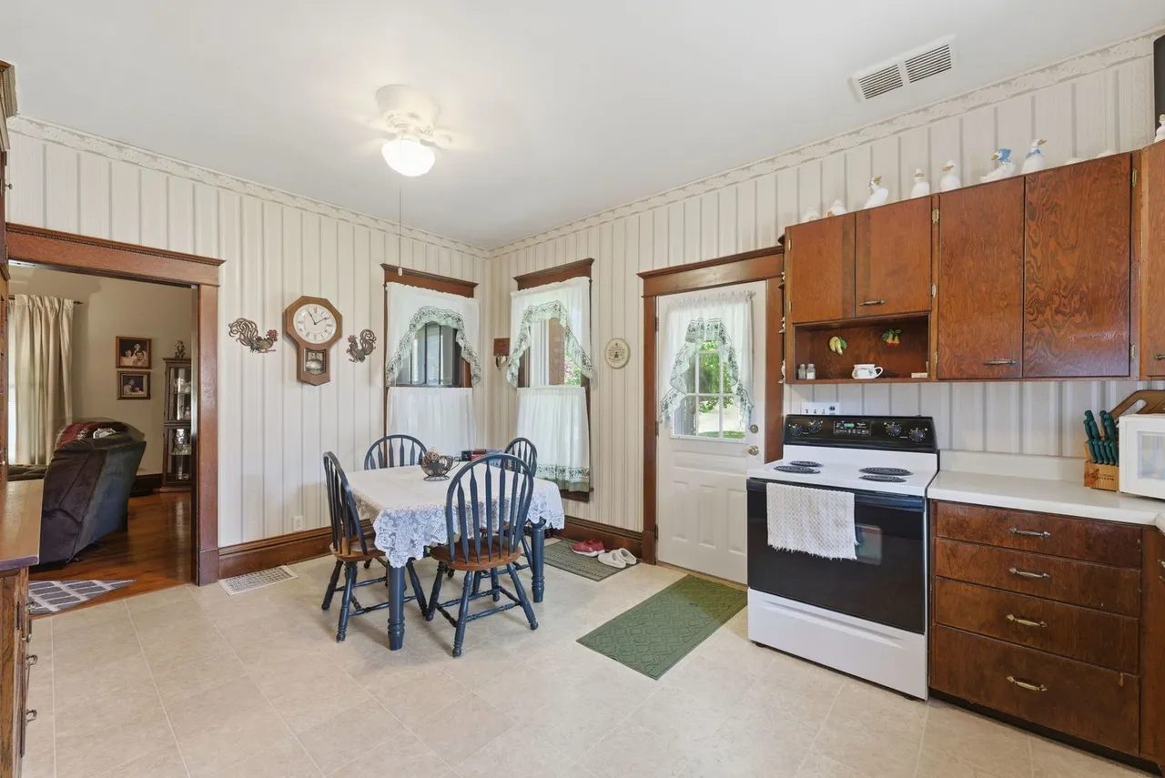 1-Bedroom Single-Family Home for Sale in Aledo, IL – 504 SE 4th Ave – $134,000 - photo 3