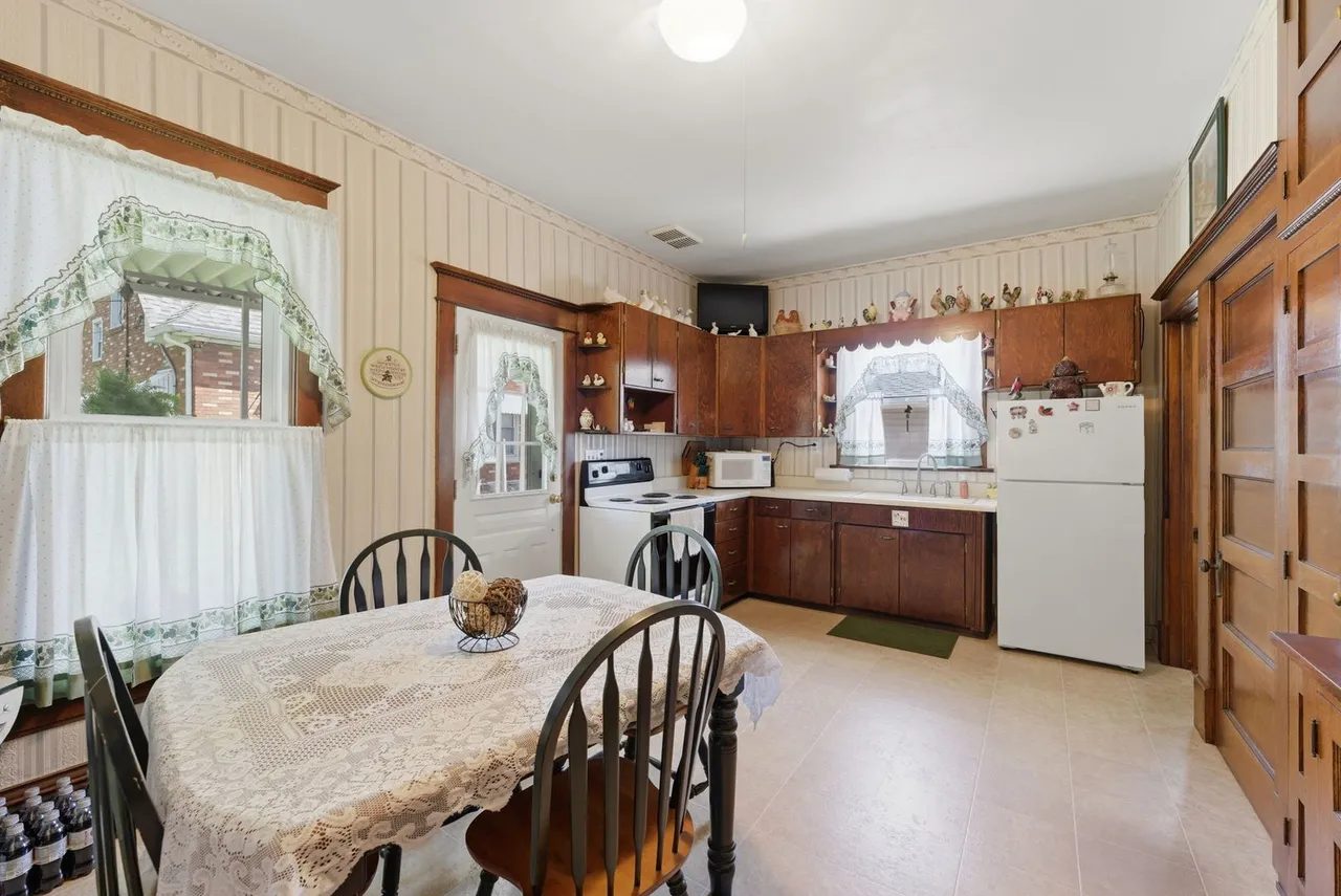 1-Bedroom Single-Family Home for Sale in Aledo, IL – 504 SE 4th Ave – $134,000 - photo 2