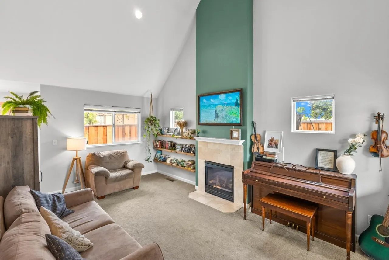 Nhà bán 2 phòng ngủ tại Freedom, CA - $640,000 - ảnh 2