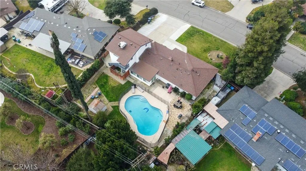 Nhà bán 5 phòng ngủ tại Fresno, CA - $619,000 - ảnh 2