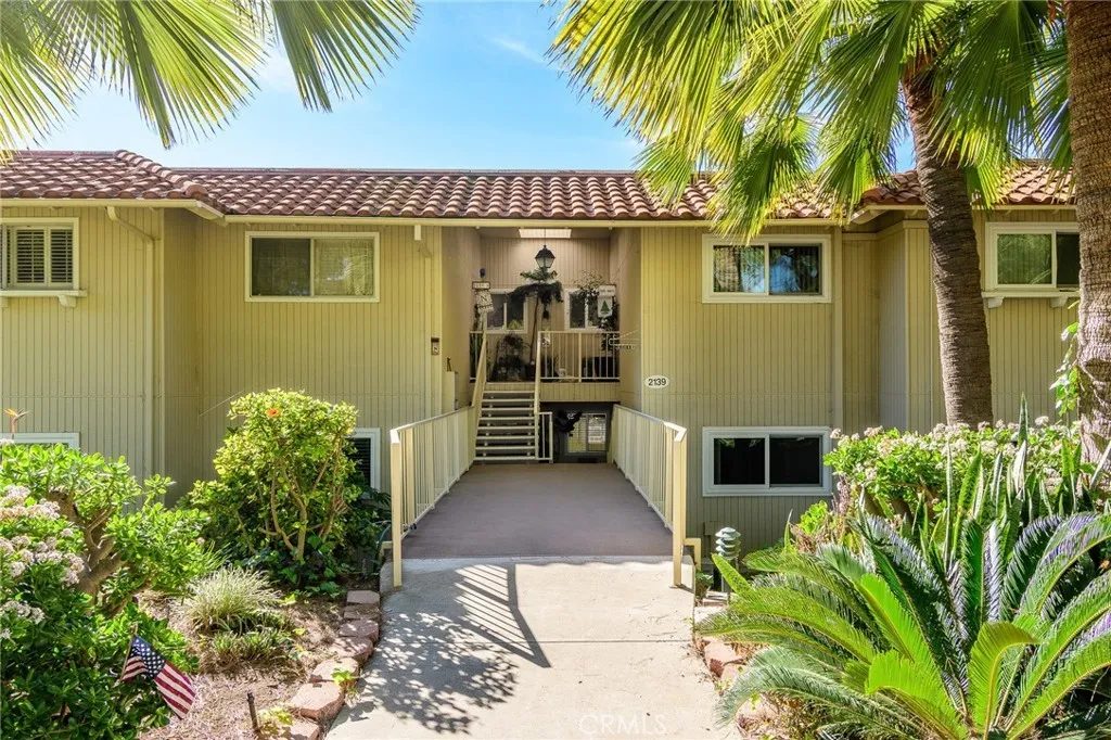 Nhà bán 2 phòng ngủ tại Laguna Woods, CA - $240,000
