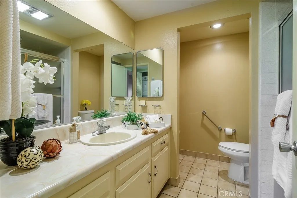 Nhà bán 2 phòng ngủ tại Laguna Woods, CA - $240,000 - ảnh 5