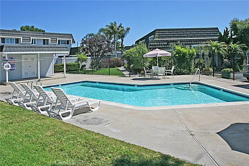 2-Bedroom Townhome for Sale in Huntington Beach, CA – 8278 Artista Dr – $875,000 - photo 2