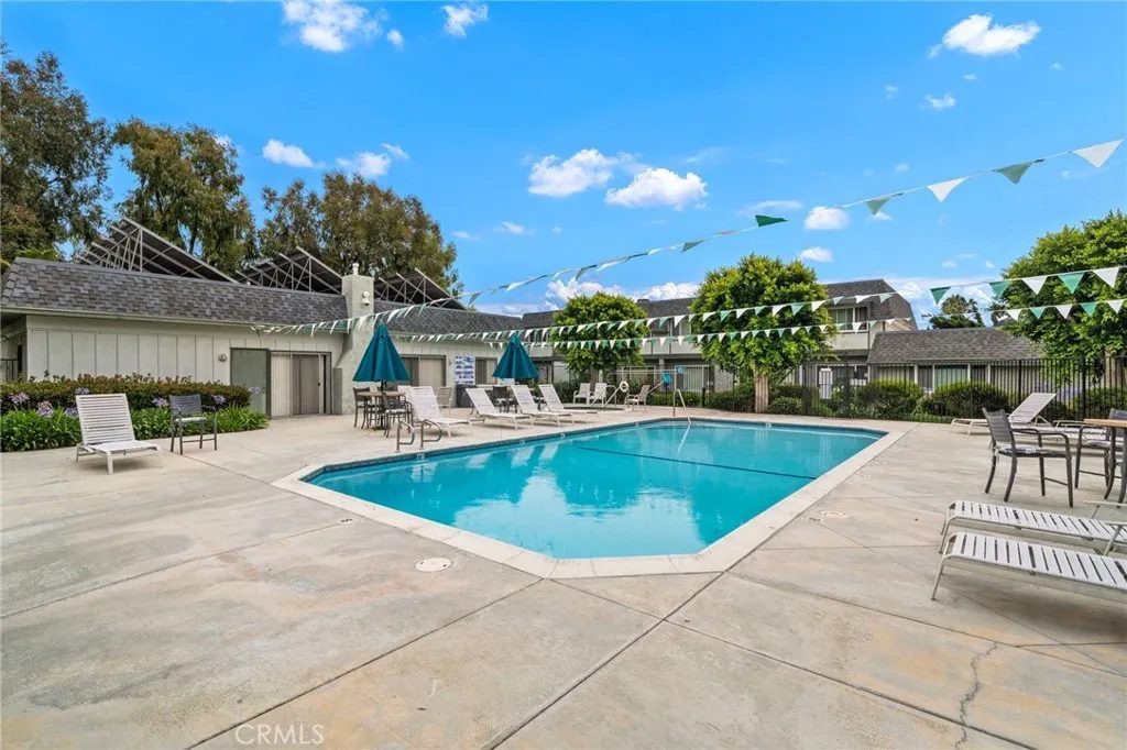 2-Bedroom Townhome for Sale in Huntington Beach, CA – 8278 Artista Dr – $875,000 - photo 10