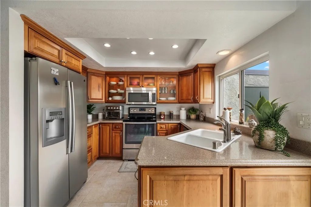 2-Bedroom Townhome for Sale in Huntington Beach, CA – 8278 Artista Dr – $875,000 - photo 5