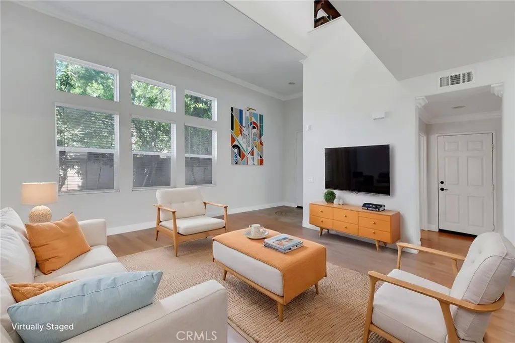 Nhà bán 3 phòng ngủ tại Corona, CA - $720,000 - ảnh 2
