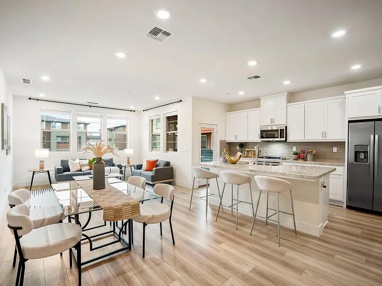 Nhà bán 3 phòng ngủ tại Dublin, CA - $1,049,888 - ảnh 2