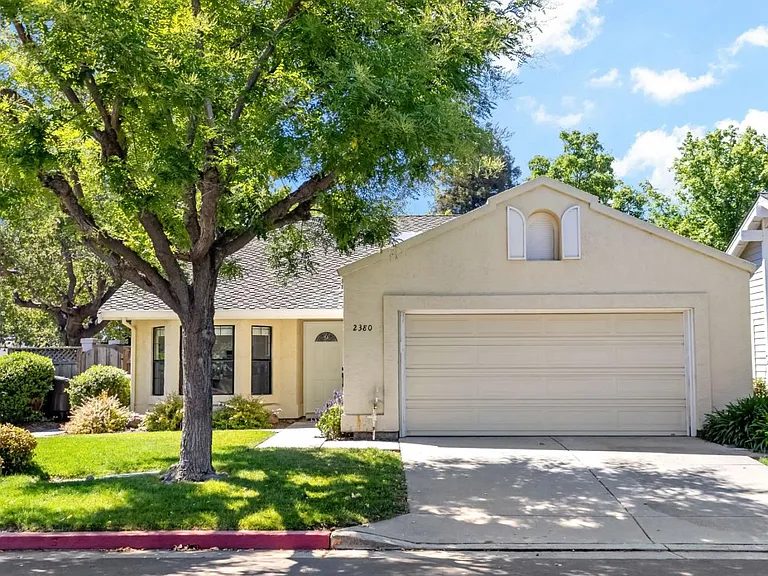 Nhà bán 3 phòng ngủ tại Morgan Hill, CA - $1,200,000