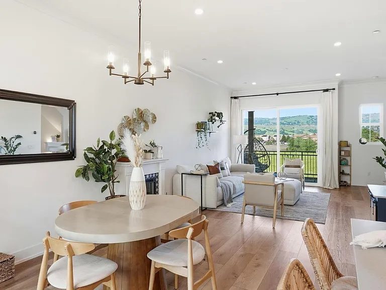 Nhà bán 3 phòng ngủ tại Morgan Hill, CA - $949,888