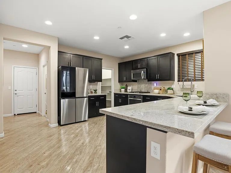 Nhà bán 4 phòng ngủ tại Gilroy, CA - $899,888 - ảnh 2