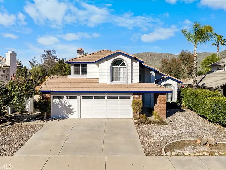 Nhà bán 4 phòng ngủ tại Corona, CA - $669,000