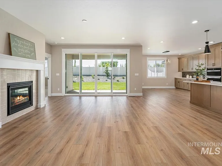 2-Bedroom Single-Family Home for Sale in Star, ID – 5008959 W Moon River Dr – $624,500 - photo 4
