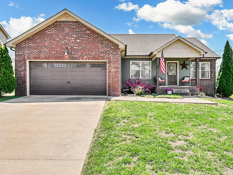 $305,000 - Nhà bán 3 phòng ngủ Clarksville, TN 37042